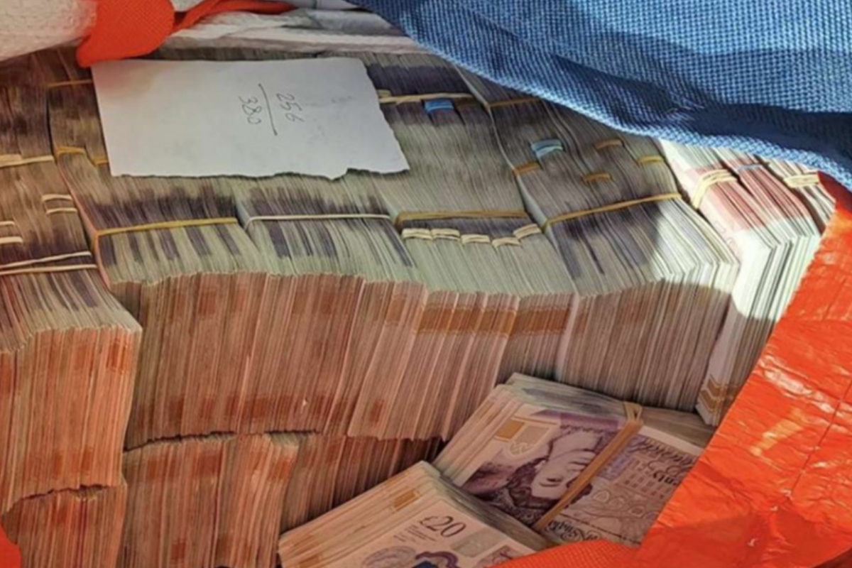 Londonda supermarket işçisi 1,4 milyon avro ilə yaxalandı – çirkli pul şübhəsi