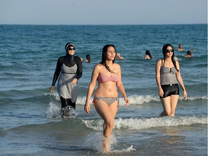 Suriya hökuməti qadınlara burkini və ya tam bədən mayosu məcburiyyəti gətirdi