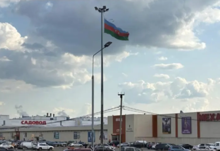 Moskvada "Sadovod" bazarında Rusiya bayrağı endirildi, yerinə Azərbaycan bayrağı qaldırıldı