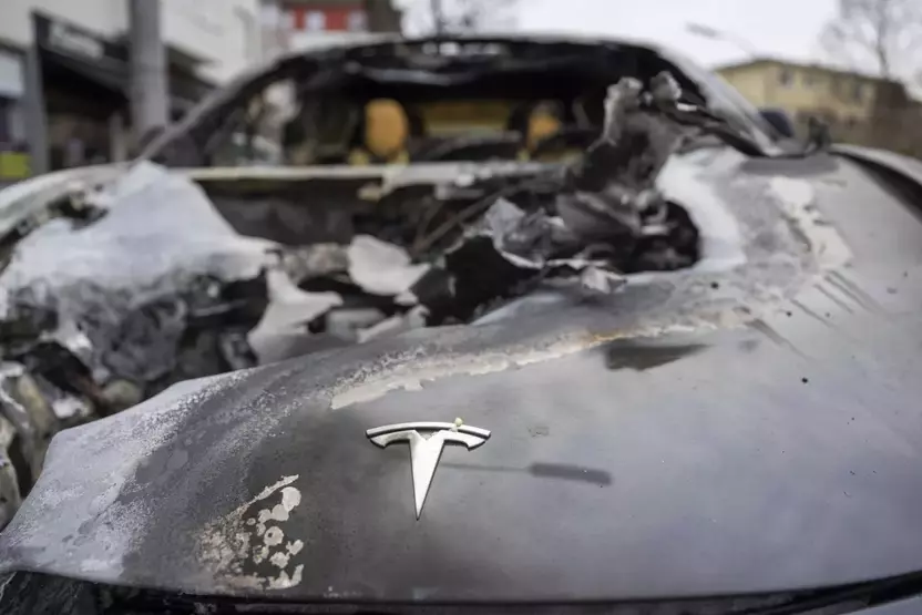 Almaniyada Tesla avtomobilləri yandırılıb