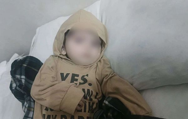 Tovuzda evdə günlərlə tənha buraxılan uşağın vəziyyəti ağırdır