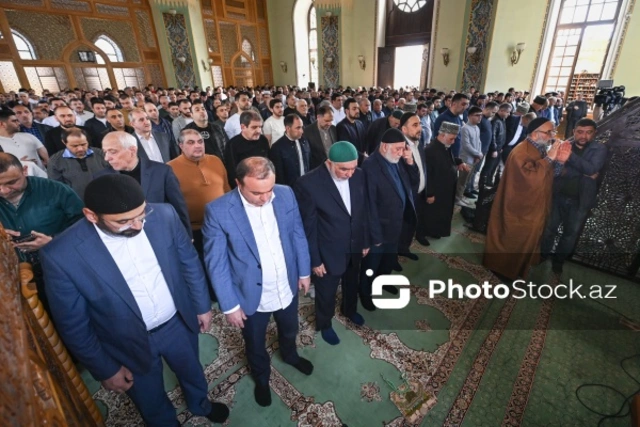 Ramazan bayramı münasibəti ilə bayram namazı qılınıb.