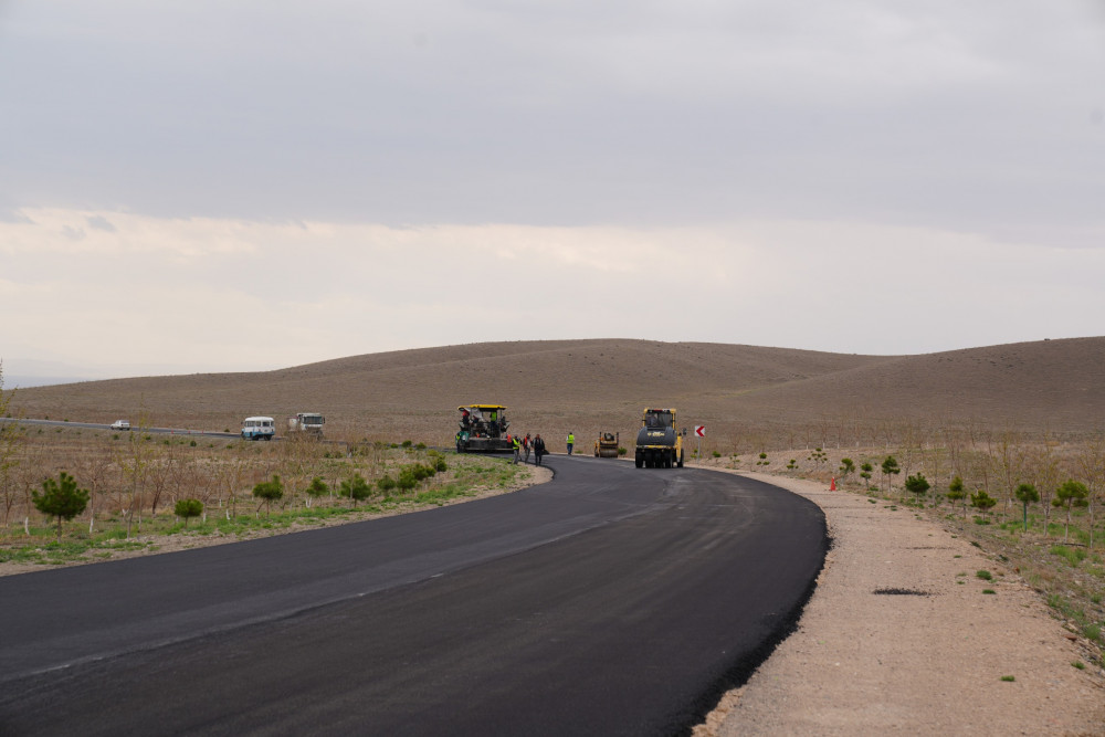 Naxçıvanda uzunluğu 5.1 km təşkil edən avtomobil yolunda əsaslı təmir işləri davam edir -