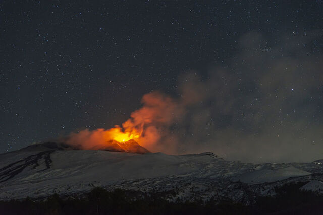 İtaliyada Etna dağı kül və lava püskürdüb