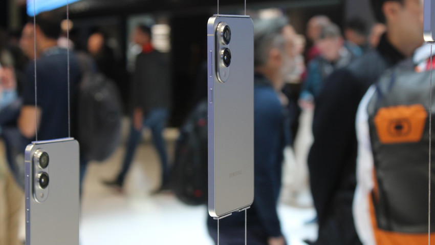 Samsung ən nazik və ən yüngül telefonunu nümayiş edib