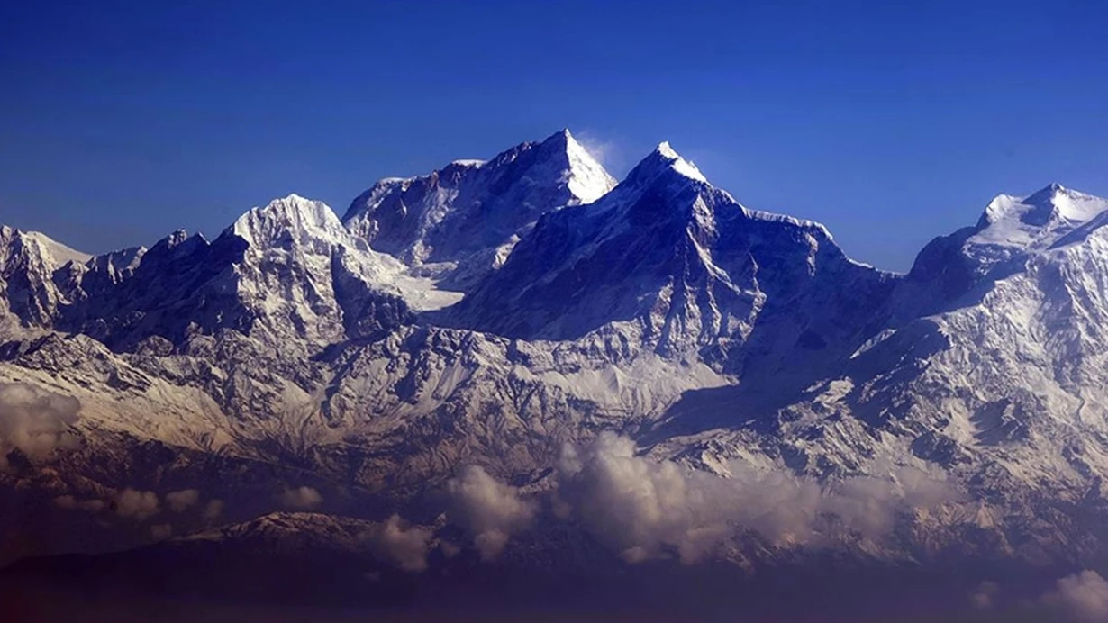 Everestə qalxmağa çalışan alpinist yorğunluqdan ölüb