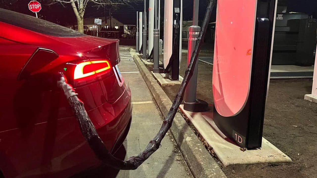 Tesla, Supercharger kablolarının oğurlanmasına qarşı yeni bir sistemni sınaqdan keçirməyə başlayıb.